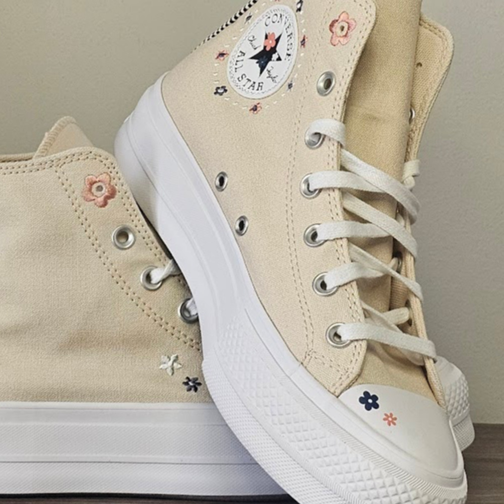 Converse Women's CTAS Lift Platform Petite Petals Hi Tops Size 8 A14265C NWT - Picture 5 of 7